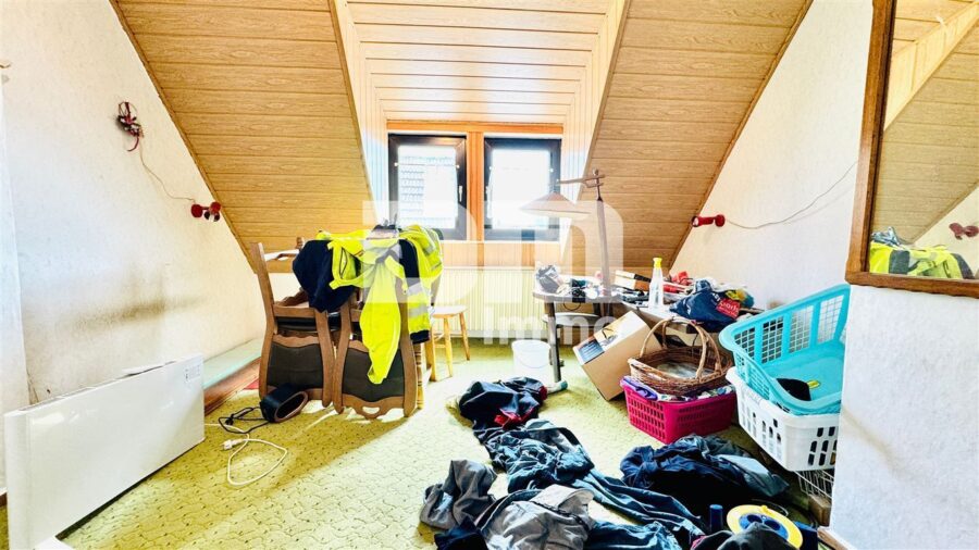 Einzigartiges Immobilien-Ensemble: Zwei Wohnhäuser MFH + EFH mit Halle auf ca. 5.300 m² Grundstück - Haus 1 DG Kinderzimmer / Gästezimmer